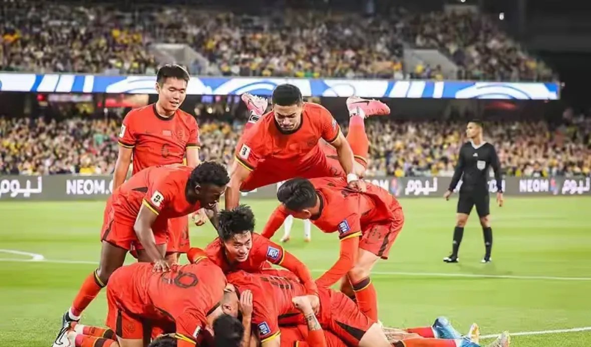 包含足球赛场上的精彩对决，观众们欣喜若狂的词条