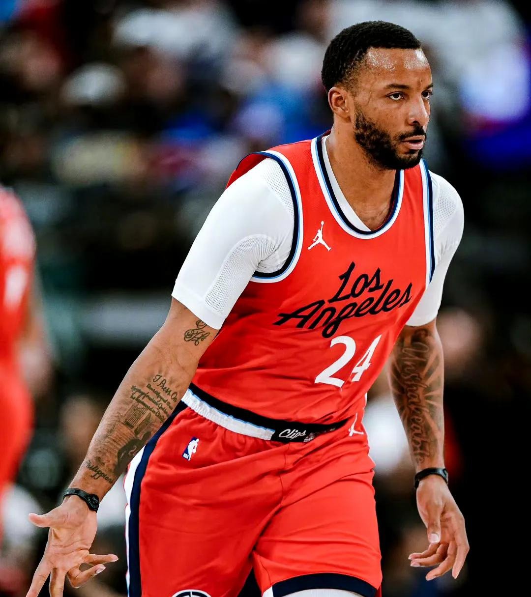 关于快船客场不敌太阳，伦纳德全力但未能帮助球队取胜的信息