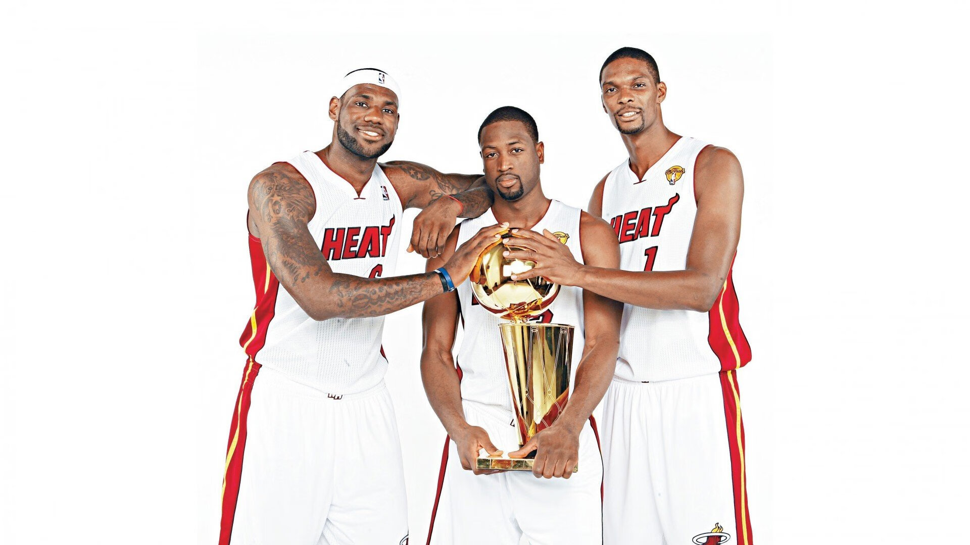 塔图姆在勇士比赛中刷新纪录，领先优势明显引发热议！观众掌声雷动