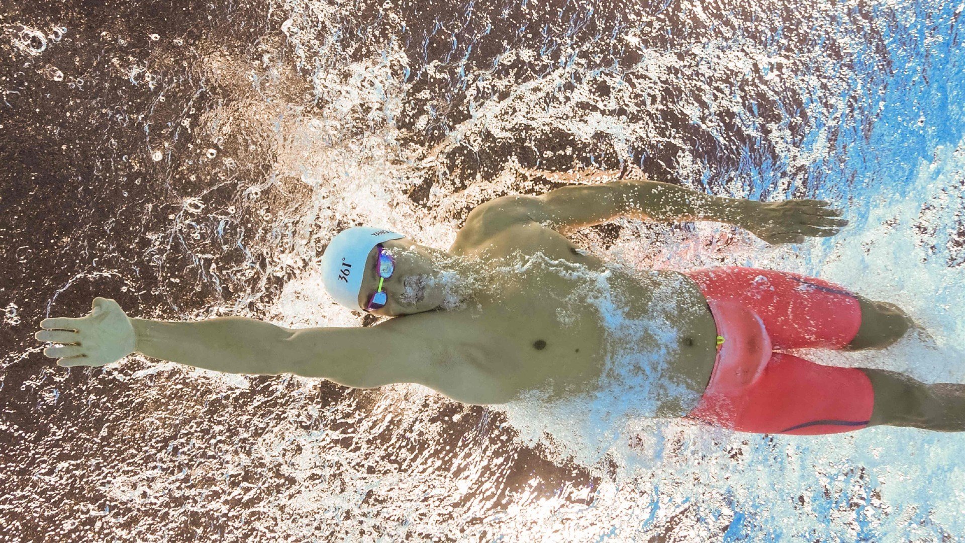 Federer迎来二十赛季出色发挥，瑞士队观众热烈欢呼！赢得满堂喝彩